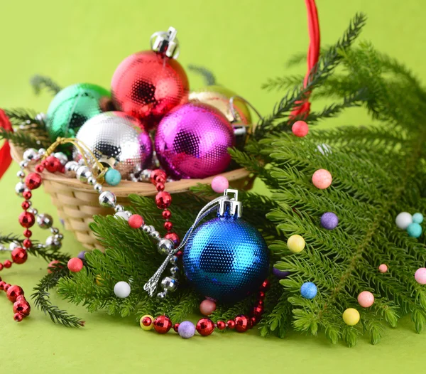 Χριστούγεννα διακόσμηση: Χριστουγεννιάτικη χοροεσπερίδα και στολίδια με τον κλάδο του χριστουγεννιάτικου δέντρου — Φωτογραφία Αρχείου