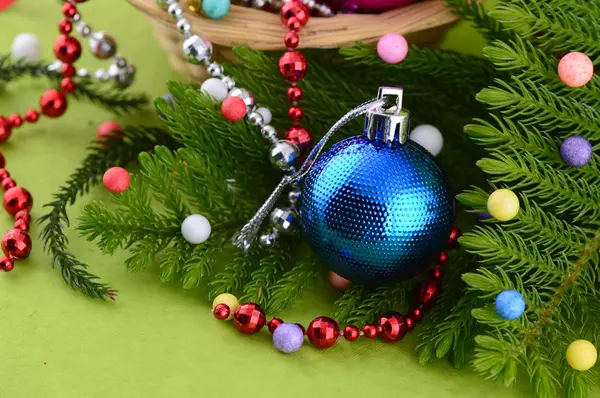 Decoración de Navidad: Bola de Navidad y adornos con la rama del árbol de Navidad — Foto de Stock