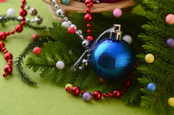 Vánoční dekorace: Vánoční koule a ozdoby s větve vánočního stromu — Stock fotografie