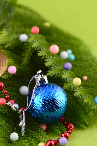 Juldekoration: Christmas ball och prydnadsföremål med förgrena sig av julgran — Stockfoto