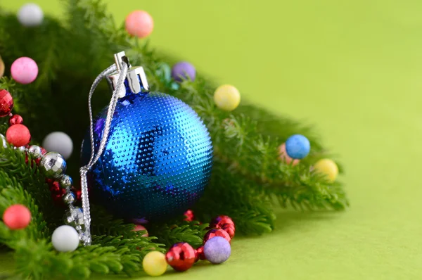 Kerstdecoratie: Kerstmis bal en ornamenten met de tak van de kerstboom — Stockfoto