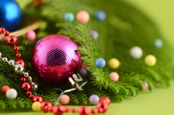 Decoración de Navidad: Bola de Navidad y adornos con la rama del árbol de Navidad — Foto de Stock