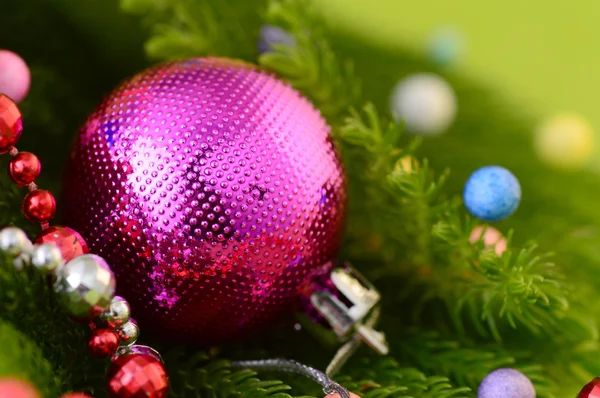 Decoración de Navidad: Bola de Navidad y adornos con la rama del árbol de Navidad — Foto de Stock