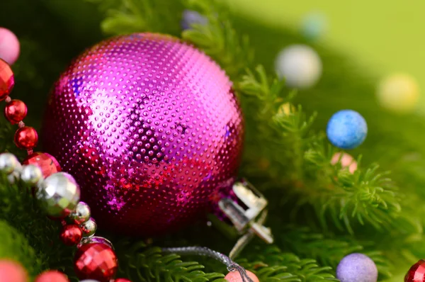 Decoración de Navidad: Bola de Navidad y adornos con la rama del árbol de Navidad — Foto de Stock