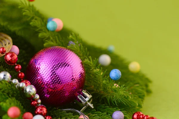 Decoración de Navidad: Bola de Navidad y adornos con la rama del árbol de Navidad —  Fotos de Stock