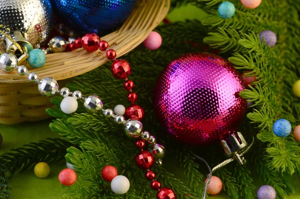 Kerstdecoratie: Kerstmis bal en ornamenten met de tak van de kerstboom — Stockfoto