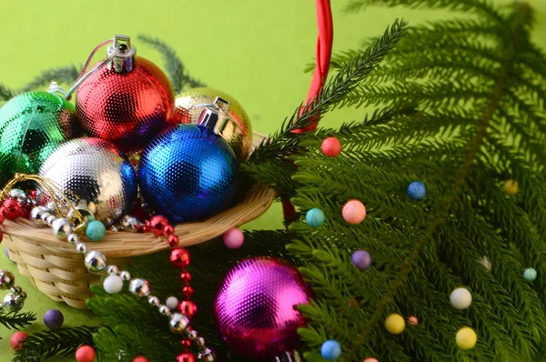 Χριστούγεννα διακόσμηση: Χριστουγεννιάτικη χοροεσπερίδα και στολίδια με τον κλάδο του χριστουγεννιάτικου δέντρου — Φωτογραφία Αρχείου