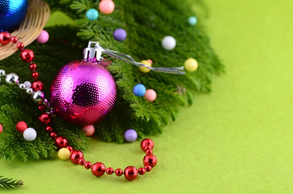 Décoration de Noël : Boule de Noël et ornements avec la branche de l'arbre de Noël — Photo