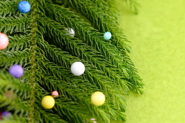 Branche de sapin de Noël avec décoration. Conception de carte de vœux — Photo