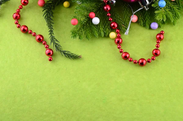 Χριστούγεννα διακόσμηση: Χριστουγεννιάτικα στολίδια με υποκατάστημα του χριστουγεννιάτικου δέντρου — Φωτογραφία Αρχείου