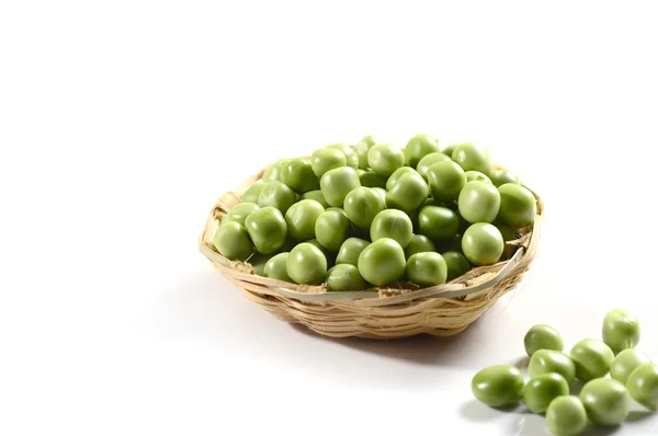 Guisantes verdes frescos en cesta — Foto de Stock