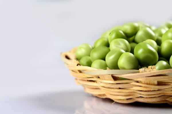 Pois verts frais dans le panier — Photo