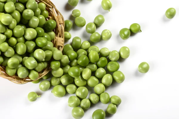 Guisantes verdes frescos en cesta — Foto de Stock