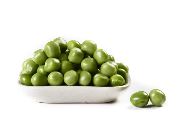 Pois verts frais dans une assiette blanche — Photo
