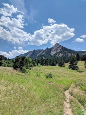 Boukder, Colorado 'da düz demirlerin altında yürüyüş..