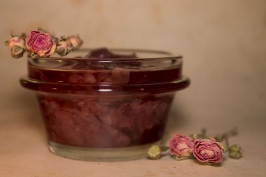 Gül yaprakları jam