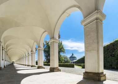 Colonnade Kromeriz bahçesinde çiçek
