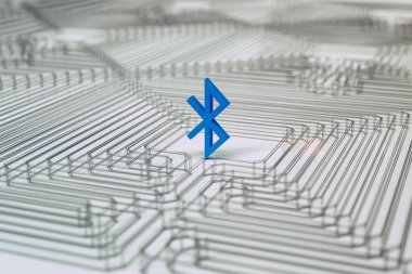 Metalik labirent, beyaz yüzey, mavi sembol, hafif bokeh ile çevrili ağ bluetooth sembolünün 3B görüntüsü