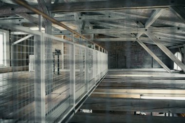 Gri duvarları, ahşap zemini ve ahşap çatısı olan lüks malikanedeki boş tavan arası..