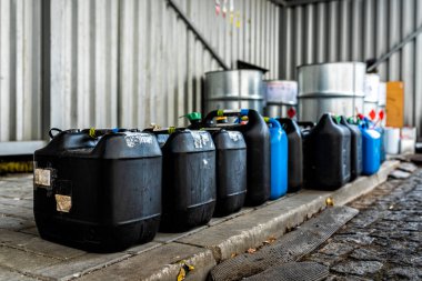 Laboratuarlardan kimyasal atık içeren plastik kaplar, iş ve endüstri geçmişi, atık yönetimi konusu