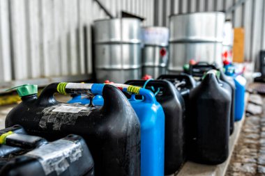 Laboratuarlardan kimyasal atık içeren plastik kaplar, iş ve endüstri geçmişi, atık yönetimi konusu