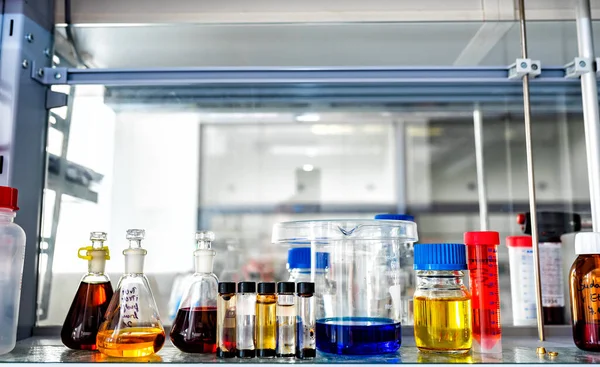 Laboratuvar Bardaklarının Kapanışı Çeşitli Renkli Sıvılarla Dolu Bilim Araştırma Geçmişi — Stok fotoğraf