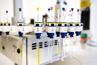 Analiz için numunelerle yüklü NMR spektrometresinin otomatik yükselticisi, bilimsel araştırma arkaplanı