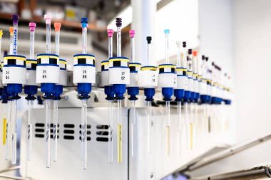 Analiz için numunelerle yüklü NMR spektrometresinin otomatik yükselticisi, bilimsel araştırma arkaplanı