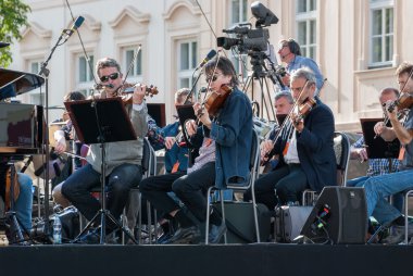 Prague, Çek Cumhuriyeti - 17 Haziran 2015 - açık hava konseri 2015 Hradcanske meydanında, akşamları, Çingene müzik Korosu konser için hazırlama