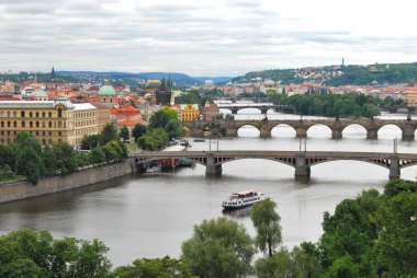 Bulutlu gün Prag'da görünümünü