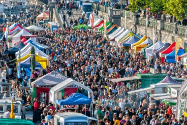 Prague, Çek Cumhuriyeti - 20 Haziran 2015 - Prag dolgu üzerinde kimliği belirsiz bir kişi