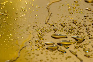 Altın tabakta su damlaları