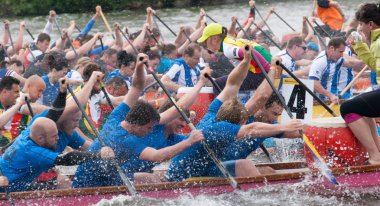 Prag, Çek Cumhuriyeti - 23 Mayıs 2015 - Dragon Festivali 2015 sarı Spa'da tekne