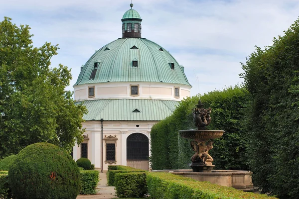 Rotunda w kwiat ogród w Kroměříž — Zdjęcie stockowe