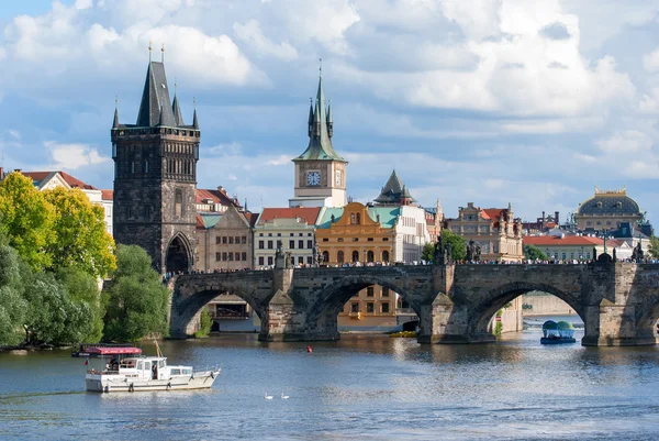 Karlův most Praha v létě — Stock fotografie