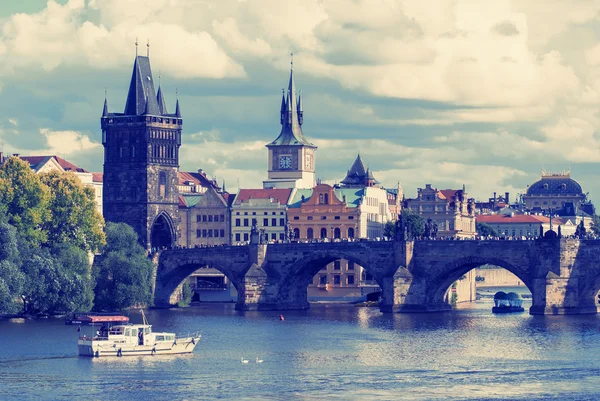 Karlsbrücke Prag im Sommer — Stockfoto