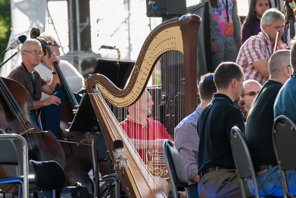 Prag, Tschechische Republik - 17. Juni 2015 - Open-Air-Konzert 2015 auf dem Hradcanske-Platz, Vorbereitung auf das Konzert am Abend, Zigeunerchor — Stockfoto