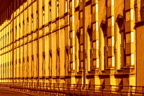 Szczegóły architektura Pragi, domy wzdłuż Smetanovo nasyp — Zdjęcie stockowe