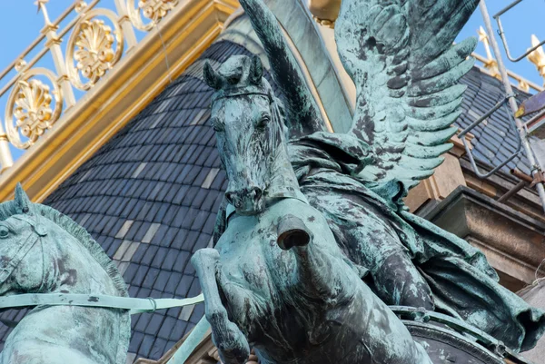 PRAGUE, CZECH REPUBLIC - JUNE 20 2015 - detaljer om Triga på Den nasjonale teatret i Praha – stockfoto