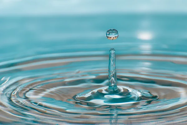 Капля воды в деталях — стоковое фото