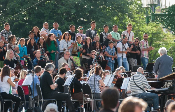 Prague, Çek Cumhuriyeti - 17 Haziran 2015 - açık hava konseri 2015 Hradcanske meydanında, akşamları, Çingene müzik Korosu konser için hazırlama — Stok fotoğraf