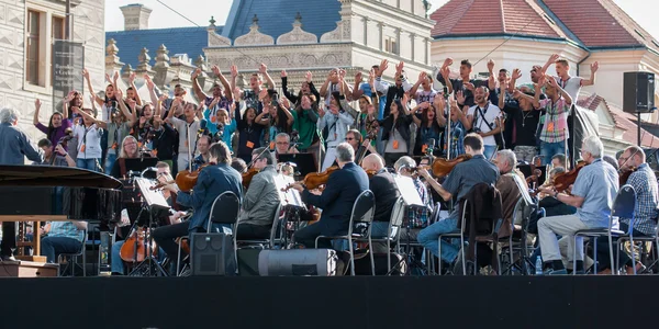 ПРАГА, ЧЕШСКАЯ РЕСПУБЛИКА - 17 июня 2015 - Концерт под открытым небом 2015 на Градканской площади, подготовка к концерту вечером, хор цыганской музыки — стоковое фото