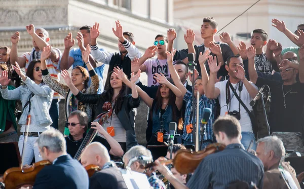 Prague, Çek Cumhuriyeti - 17 Haziran 2015 - açık hava konseri 2015 Hradcanske meydanında, akşamları, Çingene müzik Korosu konser için hazırlama — Stok fotoğraf