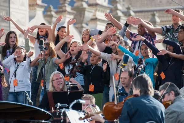 PRAGA, REPUBBLICA CECA - 17 GIUGNO 2015 - Concerto all'aperto 2015 in Piazza Hradcanske, Preparazione al concerto serale, Coro musicale zingaro — Foto Stock