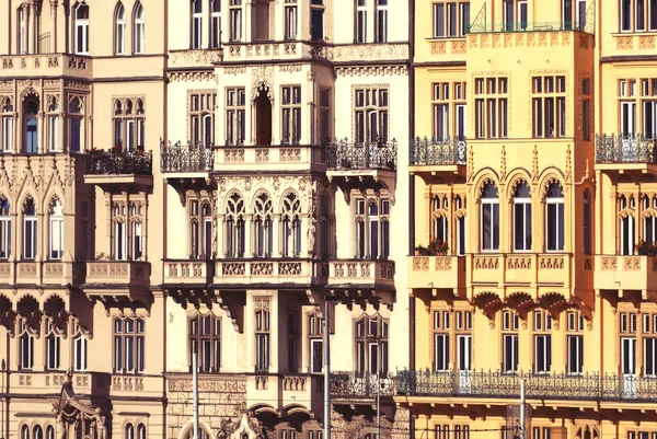 Пражская архитектура зданий, домов вдоль набережной Сметаново — стоковое фото