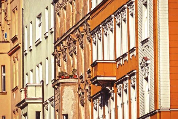 Деталь архитектуры Праги, дома вдоль набережной Сметаново — стоковое фото