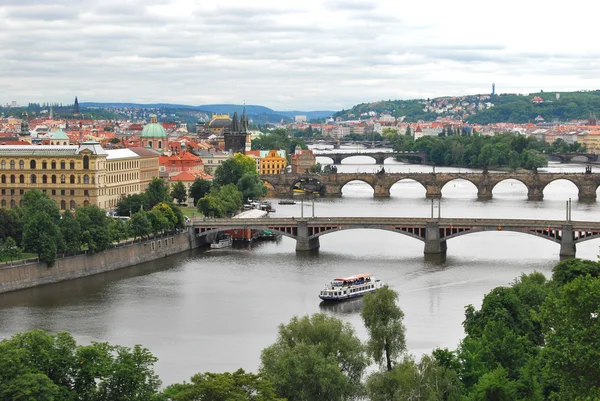 Blick auf Prag bei bewölktem Tag — Stockfoto
