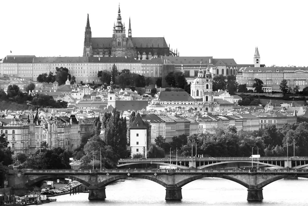 Черно-белый вид на Пражский град — стоковое фото