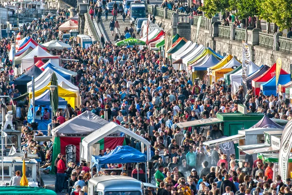 Prague, Çek Cumhuriyeti - 20 Haziran 2015 - Prag dolgu üzerinde kimliği belirsiz bir kişi — Stok fotoğraf