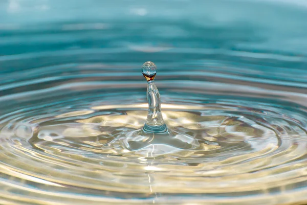 Капля воды в деталях — стоковое фото